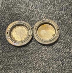 GÜMÜŞ KAPLAMA VE İŞLEMELİ RESİMLİK KOLYE UCU