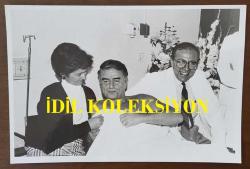 ŞARKICI ve BESTECİ ALPAY'IN ORİJİNAL AJANS-BASIN FOTOĞRAFI (AHMET ALPAY NAZİKOĞLU) - 18 x 12,5 cm EBADINDA - ALPAY, HASTANEDE TEDAVİ GÖRDÜĞÜ SÜREÇTE EŞİ ve DOKTORUYLA YAN YANAYKEN ÇEKİLMİŞ BİR KARE