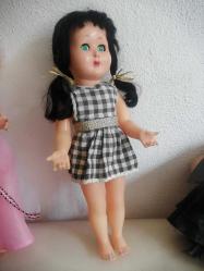 1960 lar SERT PLASTİK BEBEK, KÖKLÜ SİYAH SAÇLI YEŞİL GÖZLÜ UYUR EL BİLEKLERİ OYNAR 40 CM ÇOK GÜZEL KUSURSUZ BEBEK