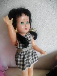 1960 lar SERT PLASTİK BEBEK, KÖKLÜ SİYAH SAÇLI YEŞİL GÖZLÜ UYUR EL BİLEKLERİ OYNAR 40 CM ÇOK GÜZEL KUSURSUZ BEBEK