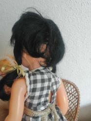 1960 lar SERT PLASTİK BEBEK, KÖKLÜ SİYAH SAÇLI YEŞİL GÖZLÜ UYUR EL BİLEKLERİ OYNAR 40 CM ÇOK GÜZEL KUSURSUZ BEBEK
