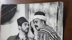 VAHİ ÖZ'ÜN ORİJİNAL BÜYÜK BOY FOTOĞRAFI - 21,5 x 18 cm EBADINDA  - VAHİ ÖZ ''KOCATEPE'NİN ÜÇ SÜVARİSİ (1964)'' İSİMLİ YEŞİLÇAM FİLMİNDE YILDIRIM GENCER'LE AYNI KAREDE (BANTLA ONARILMIŞ YIRTILMALARA ve KIRILMALAR VARDIR)