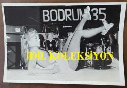 GÜLEN ANDAK'IN ORİJİNAL FOTOĞRAFI - 18 x 12 cm EBADINDA  - GÜLEN ANDAK SAHNEDE DANS GÖSTERİSİ YAPARKEN ÇEKİLMİŞ BİR KARE, BODRUM 85 - AĞUSTOS 1985