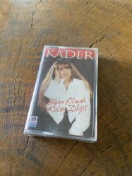 KADER - İNSAN OLMAK KOLAY DEĞİL - KASET (JELATİNİNDE)