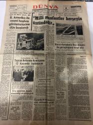 DÜNYA GAZETESİ - DOĞUM GÜNÜ HEDİYESİ (TURKISH NEWSPAPPER) - 4 KASIM 1971 - SADECE TEK YAPRAKTIR -Falih Rıfkı Atay-Harun Karadeniz-Bedii Faik-Kemal Şahir Sunar-Millî menfaatler herşeyin üstündedir-B. Amerika ile resmî haşhaş görüşmelerine dün başlandı-TRT Yönetim Kurulunda da İpekçi’nin tutumu kınandı-İçki ve sigara zamları açıklandı-Kahire Operası kül oldu-Toprak Reformu Komisyonu 12 Kasımda toplanacak-Harun Karadeniz Rus ataşesi ile görüştüğünü itiraf etti-Avrupa banka yöneticileri Brüksel’de toplandı-İngiltere’deki asıllı Kıbrıslı iki Rum gözaltına alındı-İlaç fabrikası kurma yetkisi komisyonda incelenecek-Üç ayda 18 bin aboneye yeni telefonlar verildi-Orta öğretimde disiplin yönetmeliği yürürlüğe girdi-Gençler için kültür merkezi açıldı-İkinci Türkiye Büyük Millet Meclisi Hükümeti-Hür düşünce Hür fikir-Görüşler-Batı Karadeniz kıyıları-Venedik macerası-Pratik bilgiler-Dekolte giyim hoş karşılanır mı-Boşanmış eşlerin çocukları hayatta başarısız mı olurlar-Ağız sağlığına önem veriyor m