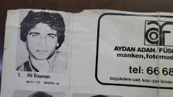 AYDAN ADAN / FÜSUN ÖZBEN, MANKEN, FOTOMODEL AJANSI, 1970'LER ORİJİNAL AFİŞİ - MODEL LİSTESİ - ALİ BAŞMAN, BÜLENT GÜZELKAN, CENGİZ ÖZKUL, ENGİN KOÇ, ERAY ÖZBAL, ARSUN ERDAL, EŞREF TAŞTOP, FARUK DİLAVER, FARUK PEKER, HALDUN KUTLU, HASAN AKGÜN, HAYATİ BANASDEY, İSMET ÜSTEKİN, LATİF ÖRENCİK, LEVENT GÜLSEN, MEHMET KOÇAK, MEHMET KURALLI, METİN KÜRKÇÜOĞLU, REHA PİROĞLU, SERDAR ALTINYILDIZ, SERKAN ATAKAN, TALHA SAKA - 69 x 51 cm EBADINDA