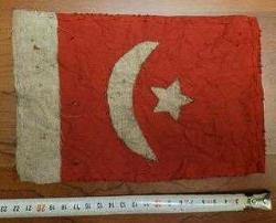 ASKER GÖĞÜS CEBİ EL DİKİMİ BAYRAK. ARKADA DUALI MÜHÜR MEVCUT.