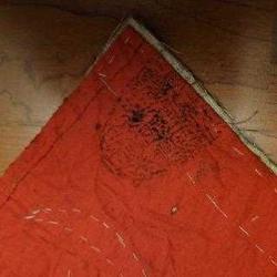 ASKER GÖĞÜS CEBİ EL DİKİMİ BAYRAK. ARKADA DUALI MÜHÜR MEVCUT.