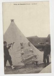 YENİ DÖNEM BASKI SAVAŞ KARTPOSTALI - CAMP DE SISSONNE ÇADIR ÖNÜNDE BORAZAN ÇALAN ASKERLER GÖRSELLİ KARTPOSTAL