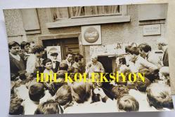 İSRAİL BAŞKONSOLOSU EFRAİM ELROM'UN KAÇIRILMASI SONRASINDA ARANAN 4 KİŞİNİN BULUNDUĞU FERİKÖY ERGENEKON CADDESİNDEKİ ÇAMLICA APARTMANININ ÖNÜNDEKİ JİRAYİR TERZİ'NİN BAKKALININ ORİJİNAL FOTOĞRAFI - 18 x 12 cm EBADINDA - MAHİR ÇAYAN, ULAŞ BARDAKÇI ve ARKADAŞLARININ ELROM'U KAÇIRMALARI SONRASINDA ÇAMLICA APARTMANINDA GÖRGÜ ŞAHİDİ OLAN BAKKAL JİRAYİR TERZİ İLE RÖPORTAJ YAPILIRKEN ÇEKİLMİŞ BİR KARE (GARBİS ÖZATAY)-Coca Cola tabelası,Fruks