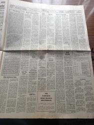 Dünya Gazetesi - Turkish Newspaper - 21 Aralık 1977 - Adalet Partisi milletvekili Enver Akova ile Ahmet Karaaslan da istifa etti - aramalara rağmen silahlar bitmiyor haber fotoğraf Savaş Ay - Vehbi Koç toplu sözleşme ekonomiyi çökertecek dedi - Şeyh Yamani garanti verdi petrole zam gelmeyecek - Mevlana'ya nasılsan öyle gel yazan Kenan Deniz - Türk Ticaret Bankası Cevizli şubesi soyuldu - Hümeyra'nın defilesi Fotoğrafı - Filiz Akın ve Semiramis Pekkan da defiledeydi - birikim solda ama yazan Attila İlhan - sinema programı - Aleviler ve Bektaşiler yazan Murat Sertoğlu - iktidar mı hükümet mi yazan Tarık Dursun K. - denizler evliyası Turgut reis yazan Murat Sertoğlu - Şükür kavuşturana ve Fenerbahçe Boluspor önünde fotoğraf - 2. Ligde borcu olmayan tek kulüp Rizespor Fotoğrafı - Cemil Turan'a altın madalya verilecek - antrenör Turgut Kafkas Mersin için düşme söz konusu olamaz dedi - Yılın sporcusu anket fişi - İstanbul Sanayi Odası Başkanı Nurullah Gezgin'in açıklaması - Ertuğrul Soysal