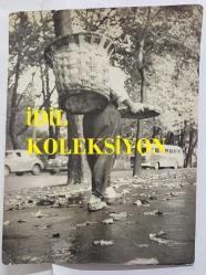 İSTANBUL'DA 1969 YILINDA SONBAHAR MEVSİMİNDE ÇEKİLMİŞ BÜYÜK BOY ORİJİNAL BİR FOTOĞRAF - 24 x 18 cm EBADINDA - İSTANBUL CADDELERİNDEN BİRİNDE, YAPRAKLARLA ÇEVRİLİ KALDIRIMDA SIRTINDAKİ KÜFESİYLE YÜRÜYEN BİR HAMAL ve YOLDA ESKİ KLASİK OTOMOBİLLERLE YOLCU OTOBÜSÜ... İSTANBUL ŞEHİR TARİHİ