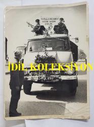 İSTANBUL'DA TEMİZLİK KAMPANYASI YAPILDIĞI 1970'LERDE KADIKÖY'DE ÇEKİLMİŞ BÜYÜK BOY ORİJİNAL BİR FOTOĞRAF - 24 x 18 cm EBADINDA - KADIKÖY'DE ÇİÇEKLERLE SÜSLÜ ÇÖP KAMYONLARI  ve ÜZERLERİNDE ''KUDUZLA MÜCADELE EKİBİNE YARDIM EDELİM'' DÖVİZİ TUTAN TEMİZLİK GÖREVLİLERİ... İSTANBUL ŞEHİR TARİHİ