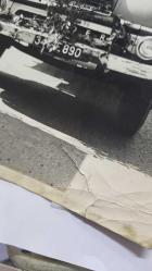 İSTANBUL'DA TEMİZLİK KAMPANYASI YAPILDIĞI 1970'LERDE KADIKÖY'DE ÇEKİLMİŞ BÜYÜK BOY ORİJİNAL BİR FOTOĞRAF - 24 x 18 cm EBADINDA - KADIKÖY'DE ÇİÇEKLERLE SÜSLÜ ÇÖP KAMYONLARI  ve ÜZERLERİNDE ''KUDUZLA MÜCADELE EKİBİNE YARDIM EDELİM'' DÖVİZİ TUTAN TEMİZLİK GÖREVLİLERİ... İSTANBUL ŞEHİR TARİHİ