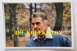 ŞARKICI ve BESTECİ ALPAY'IN ORİJİNAL FOTOĞRAFI (AHMET ALPAY NAZİKOĞLU) - 15 x 10 cm EBADINDA - ALPAY, BİR PARKTA POZ VERİRKEN ÇEKİLMİŞ NET KALİTEDE RENKLİ BİR FOTOĞRAF. 28 KASIM 1992
