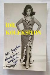 TÜRK SANAT MÜZİĞİ SANATÇISI SEVİM DERAN'IN ORİJİNAL ISLAK İMZALI FOTOĞRAFI - 14 x 9 cm EBADINDA  - SEVİM DERAN'IN ABC GAZETESİ OKURLARI İÇİN İMZALADIĞI FOTOĞRAF. ISLAK İMZALI. STÜDYO TAÇ