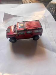 2003 model bir Hummer H2 SUV'nin kırmızı renkli, 1:18 ölçekli bir die-cast (döküm) model araba
