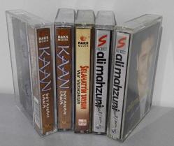 2 adet  ALİ MAHSUNİ  /2 adet  KAAN  ve  1 adet   SELAHATTİN TAYŞUN   KASETLERİ    lot halinde satılıktır. toplamda beş kaset