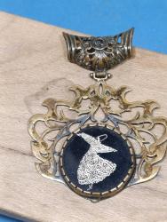 KL1----MEVLEVİ DEKORLU ESKİ PİRİNÇ KOLYE UCU