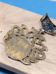 KL1----MEVLEVİ DEKORLU ESKİ PİRİNÇ KOLYE UCU