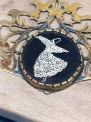 KL1----MEVLEVİ DEKORLU ESKİ PİRİNÇ KOLYE UCU