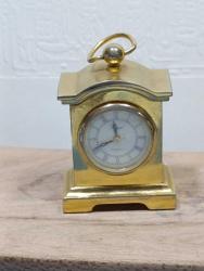 K203------ALTIN RENGİ PİLİ BİTİK KÜÇÜK BOY MASA SAATİ