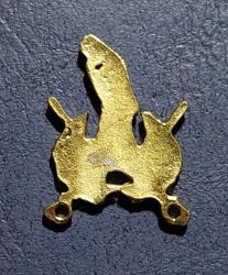 TC, M. Kemal ATATÜRK Kocatepe'de Temalı Rozet. (Çift Kılıçlı ve Defne Çelengli) Altın Tonlu Pirinç. (18×22 mm)