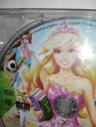 Vcd Barbie prenses Okulu. Orijinal. Türkçe dublaj. Kartoneti yok. Çalışmasını etkilemeyen yoğun çizikler var sorunsuz çalışıyor