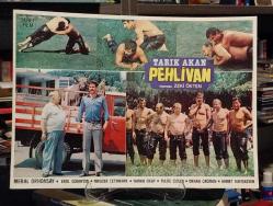 PEHLİVAN / TARIK AKAN, YAMAN OKAY, EROL GÜNAYDIN, TULUĞ ÇİZGEN, MERAL ORHONSAY - YÖNETMEN: ZEKİ ÖKTEM / 1984 LOBİ KARTI - ŞEREF FİLM