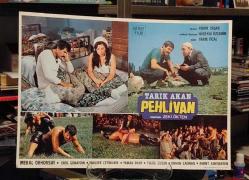 PEHLİVAN / TARIK AKAN, YAMAN OKAY, EROL GÜNAYDIN, TULUĞ ÇİZGEN, MERAL ORHONSAY - YÖNETMEN: ZEKİ ÖKTEM / 1984 LOBİ KARTI - ŞEREF FİLM