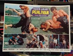 PEHLİVAN / TARIK AKAN, YAMAN OKAY, EROL GÜNAYDIN, TULUĞ ÇİZGEN, MERAL ORHONSAY - YÖNETMEN: ZEKİ ÖKTEM / 1984 LOBİ KARTI - ŞEREF FİLM