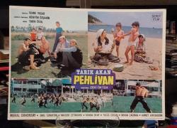 PEHLİVAN / TARIK AKAN, YAMAN OKAY, EROL GÜNAYDIN, TULUĞ ÇİZGEN, MERAL ORHONSAY - YÖNETMEN: ZEKİ ÖKTEM / 1984 LOBİ KARTI - ŞEREF FİLM