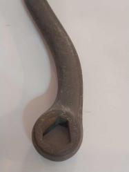 El Krankı, Bu görseldeki nesne, eski dikiş makineleri, fonograflar veya diğer mekanik cihazlar için kullanılan antik bir el krankıdır.  Malzeme: Genellikle dökme demir veya metalden üretilmiş sağlam bir gövdeye sahiptir.  Özellik: Döner bir ahşap veya plastik tutamağı bulunur.  İşlev: Döndürme hareketini mekanik enerjiye çevirerek makineyi manuel olarak çalıştırmak için kullanılır.  Kullanım Alanı: Vintage dikiş makineleri, müzik kutuları veya eski el aletleri için yedek parça veya koleksiyon objesi olarak değerlidir.