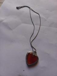 Gümüş renginde  ortasında akik taş bulunan  2 cm boyutunda kalp formunda kolye
