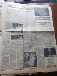 Yeni İstanbul Gazetesi - Turkish Newspaper - 3 Şubat 1955 - Tam zamanında yapılan açıklama yazan Mustafa Nermi Başmakale - Roma'da dün sabah yapılan toplantıda iki hükümet temsilcileri karşı karşıya Adnan Menderes Fatin Rüştü Zorlu fotoğraf - altın spekülasyonunu önlemek için tedbirler - Nehru'nun Kızıl Çin'i ziyaretinin meyvaları - Türkiye Irak Paktı hakkında açıklamalar - ABD Al Nasır Nuri Sait Paşa İle görüşecek - Ankara'ya tren seferleri bugün açılıyor - Samet Ağaoğlu'nun bütçe komisyonunda izahları - vatanım için yazan Şükûfe Nihal Başar Yazı Dizisi - Teodora isimli tanker kurtarılamadı - Pakize Başaran'ın eseri radyoda temsil edilecek - Damlataş mağarası hakkında - İzmir bekçileri vilayeti boykot etti - ağlayan keman yazan Pakize Başaran - 33 cezaevinde gördüklerim yazan Hasene Ilgaz - Sevil Berberi'ni seyrederken yazan Sadi Günel - ızdırap çekmeye zaman ayıran bir sanatçı İ. Galip Arcan yazan Nusret Safa Coşkun - Beşiktaş rakibi beykoz'la karşılaşıyor - Fenerbahçe - Galatasaray