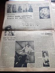 Yeni İstanbul Gazetesi - Turkish Newspaper - 3 Şubat 1955 - Tam zamanında yapılan açıklama yazan Mustafa Nermi Başmakale - Roma'da dün sabah yapılan toplantıda iki hükümet temsilcileri karşı karşıya Adnan Menderes Fatin Rüştü Zorlu fotoğraf - altın spekülasyonunu önlemek için tedbirler - Nehru'nun Kızıl Çin'i ziyaretinin meyvaları - Türkiye Irak Paktı hakkında açıklamalar - ABD Al Nasır Nuri Sait Paşa İle görüşecek - Ankara'ya tren seferleri bugün açılıyor - Samet Ağaoğlu'nun bütçe komisyonunda izahları - vatanım için yazan Şükûfe Nihal Başar Yazı Dizisi - Teodora isimli tanker kurtarılamadı - Pakize Başaran'ın eseri radyoda temsil edilecek - Damlataş mağarası hakkında - İzmir bekçileri vilayeti boykot etti - ağlayan keman yazan Pakize Başaran - 33 cezaevinde gördüklerim yazan Hasene Ilgaz - Sevil Berberi'ni seyrederken yazan Sadi Günel - ızdırap çekmeye zaman ayıran bir sanatçı İ. Galip Arcan yazan Nusret Safa Coşkun - Beşiktaş rakibi beykoz'la karşılaşıyor - Fenerbahçe - Galatasaray