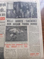 Yeni İstanbul Gazetesi - Turkish Newspaper - 19 Mart 1959 -  NATO ıslah edilmelidir IV yazan Seyfi Kurtbek Yazı Dizisi - Adnan Menderes dün Ürdün Başvekili İle 1 saat görüştü - Mısır'da General Kasım aleyhinde nümayişler - Büyük Doğu gazetesi hakkında Dün takibata geçildi - MacMillan Amerika yolunda - Celal yardımcı istifa mı etti - Ramazan vaazları - Çanakkale zaferi'nin yıl dönümü kutlandı - Nil perisi yazan Muazzez Aruoba Yazı Dizisi - İstanbul'da tiyatro sinema programı - Sirkeci paket postanesi yakında yıktırılacak - Tokat mebusu Rıza Ulusoy CHP'den ayrılmıyor - para kurları hakkında ek tebliğ - Adnan Menderes ve İsmet İnönü Bonn'a davet edildiler - Fenerbahçe Beşiktaş'ı 1 0 yenerek beyaz grup liderliğini kazandı fotoğraf - karagümrükle  Adalet dün yenişemediler - Milli güreş takımımız dün akşam yurda döndü - Güney Amerika futbol şampiyonası maçları - Beyaz grup puan cetveli - Çekler bizimle milli maç yapmak istiyor - günümüzün en sevilen Fransız şarkıcısı Yves Montand fotoğraf