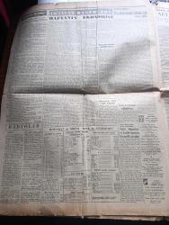 Yeni İstanbul Gazetesi - Turkish Newspaper - 1 Şubat 1955 - Türk İtalyan işbirliği yazan Mustafa Nermi Başmakale - Roma'da Türkiye İtalya görüşmeleri dün başladı - başvekilimiz Adnan Menderes ve hariciye vekilimiz Fuat Köprülü Dün Roma'da Piazza Venezia meçhul asker abidesine bir çelenk koymuşlar ve saygı duruşunda bulunmuşlardır fotoğraf - Formoza meselesi güvenlik konseyinde - vali Fahrettin Kerim Gökay'ın gazetecilerle yemekli bir hasbihali fotoğraf - Türk Yunan Ticaret anlaşması tasdik edildi - Dumlupınar davasında dünkü duruşma - vatanım için yazan Şükûfe Nihal Başar Yazı Dizisi - M. Kemal Öke Bugün toprağa veriliyor - Nuri Sait Paşa'nın evinde dün bir toplantı yapıldı - 65 milyon lira sermayeli tütün Bankası kuruluyor - ölümünün yıldönümü münasebetiyle Neyzen Tevfik yazan Münir Süleyman Çapanoğlu - ağlayan keman yazan Pakize Başaran - İstanbul belediyesi şehir tiyatrolarında beyaz güvercin ve geçti bor'un pazarı oyunu - Frank Sinatra ve Donna Reed yan yana fotoğraf - Nobel