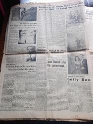 Yeni İstanbul Gazetesi - Turkish Newspaper - 1 Şubat 1955 - Türk İtalyan işbirliği yazan Mustafa Nermi Başmakale - Roma'da Türkiye İtalya görüşmeleri dün başladı - başvekilimiz Adnan Menderes ve hariciye vekilimiz Fuat Köprülü Dün Roma'da Piazza Venezia meçhul asker abidesine bir çelenk koymuşlar ve saygı duruşunda bulunmuşlardır fotoğraf - Formoza meselesi güvenlik konseyinde - vali Fahrettin Kerim Gökay'ın gazetecilerle yemekli bir hasbihali fotoğraf - Türk Yunan Ticaret anlaşması tasdik edildi - Dumlupınar davasında dünkü duruşma - vatanım için yazan Şükûfe Nihal Başar Yazı Dizisi - M. Kemal Öke Bugün toprağa veriliyor - Nuri Sait Paşa'nın evinde dün bir toplantı yapıldı - 65 milyon lira sermayeli tütün Bankası kuruluyor - ölümünün yıldönümü münasebetiyle Neyzen Tevfik yazan Münir Süleyman Çapanoğlu - ağlayan keman yazan Pakize Başaran - İstanbul belediyesi şehir tiyatrolarında beyaz güvercin ve geçti bor'un pazarı oyunu - Frank Sinatra ve Donna Reed yan yana fotoğraf - Nobel