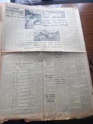 Yeni İstanbul Gazetesi - Turkish Newspaper - 1 Şubat 1955 - Türk İtalyan işbirliği yazan Mustafa Nermi Başmakale - Roma'da Türkiye İtalya görüşmeleri dün başladı - başvekilimiz Adnan Menderes ve hariciye vekilimiz Fuat Köprülü Dün Roma'da Piazza Venezia meçhul asker abidesine bir çelenk koymuşlar ve saygı duruşunda bulunmuşlardır fotoğraf - Formoza meselesi güvenlik konseyinde - vali Fahrettin Kerim Gökay'ın gazetecilerle yemekli bir hasbihali fotoğraf - Türk Yunan Ticaret anlaşması tasdik edildi - Dumlupınar davasında dünkü duruşma - vatanım için yazan Şükûfe Nihal Başar Yazı Dizisi - M. Kemal Öke Bugün toprağa veriliyor - Nuri Sait Paşa'nın evinde dün bir toplantı yapıldı - 65 milyon lira sermayeli tütün Bankası kuruluyor - ölümünün yıldönümü münasebetiyle Neyzen Tevfik yazan Münir Süleyman Çapanoğlu - ağlayan keman yazan Pakize Başaran - İstanbul belediyesi şehir tiyatrolarında beyaz güvercin ve geçti bor'un pazarı oyunu - Frank Sinatra ve Donna Reed yan yana fotoğraf - Nobel