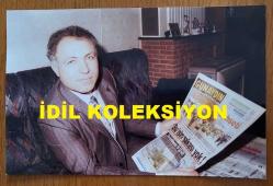 KEMAL COŞKUN'UN ORİJİNAL 2'Lİ FOTOĞRAFI SETİ - 19,5 x 13 cm ve 15 x 12,5 cm EBADINDA - KEMAL COŞKUN, BELEDİYE MECLİSİNE SEÇİLDİĞİ GÜN, GÜNAYDIN GAZETESİNE RÖPORTAJ VERİRKEN, EŞİ SEVGİ COŞKUN ve 6 AYLIK BEBEĞİ DUYGU COŞKUN'LA BİRLİKTE KADRAJA POZ VERİRKEN ÇEKİLMİŞ 2 FARKLI KARE