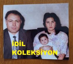 KEMAL COŞKUN'UN ORİJİNAL 2'Lİ FOTOĞRAFI SETİ - 19,5 x 13 cm ve 15 x 12,5 cm EBADINDA - KEMAL COŞKUN, BELEDİYE MECLİSİNE SEÇİLDİĞİ GÜN, GÜNAYDIN GAZETESİNE RÖPORTAJ VERİRKEN, EŞİ SEVGİ COŞKUN ve 6 AYLIK BEBEĞİ DUYGU COŞKUN'LA BİRLİKTE KADRAJA POZ VERİRKEN ÇEKİLMİŞ 2 FARKLI KARE