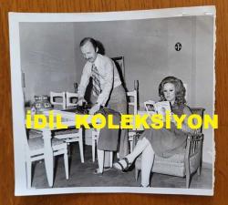 TÜRK SANAT MÜZİĞİ SANATÇISI SEVİM DERAN'IN ORİJİNAL FOTOĞRAFI - 13 x 12 cm EBADINDA  - SEVİM DERAN'IN, EVİNDE EŞİ EROL DERAN İLE VAKİT GEÇİRİRKEN ÇEKİLMİŞ BİR KARE. 29 EYLÜL 1977