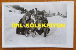 TÜRK SANAT MÜZİĞİ SANATÇISI SEVİM DERAN'IN ORİJİNAL FOTOĞRAFI - 14 x 9 cm EBADINDA  - SEVİM DERAN'IN, EVİNDE EŞİ EROL DERAN ve ÇOCUĞUYLA BİRLİKTE TATİL YAPTIĞI KARLI HAVADA HATIRA POZU VERİRKEN ÇEKİLMİŞ BİR KARE