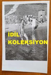 TÜRK SANAT MÜZİĞİ SANATÇISI SEVİM DERAN'IN ORİJİNAL FOTOĞRAFI - 18 x 12 cm EBADINDA  - SEVİM DERAN'IN, EVİNDE EŞİ EROL DERAN'LA BİRLİKTE DENİZ KENARINDA VAKİT GEÇİRİRKEN ÇEKİLMİŞ BİR KARE