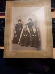 LOT.20 » GÜMRÜ / YEĞİSAPET MUŞEĞYAN FOTOĞRAF STÜDYOSUNDA ÇEKİLMİŞ ERMENİ KADINLAR FOTOĞRAFI...