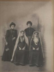 GÜMRÜ / YEĞİSAPET MUŞEĞYAN FOTOĞRAF STÜDYOSUNDA ÇEKİLMİŞ ERMENİ KADINLAR FOTOĞRAFI...