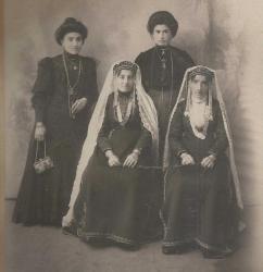 GÜMRÜ / YEĞİSAPET MUŞEĞYAN FOTOĞRAF STÜDYOSUNDA ÇEKİLMİŞ ERMENİ KADINLAR FOTOĞRAFI...