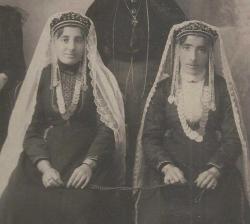 GÜMRÜ / YEĞİSAPET MUŞEĞYAN FOTOĞRAF STÜDYOSUNDA ÇEKİLMİŞ ERMENİ KADINLAR FOTOĞRAFI...