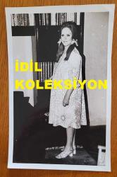 TÜRK SANAT MÜZİĞİ SANATÇISI SEVİM DERAN'IN ORİJİNAL FOTOĞRAFI - 18 x 12 cm EBADINDA  - SEVİM DERAN, HAMİLE OLDUĞU SÜREÇTE EVİNDE POZ VERİRKEN ÇEKİLMİŞ BİR KARE